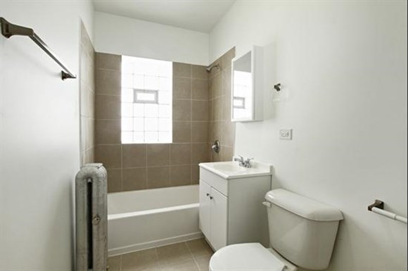 8256 S Loomis Apartments Chicago Bathroom